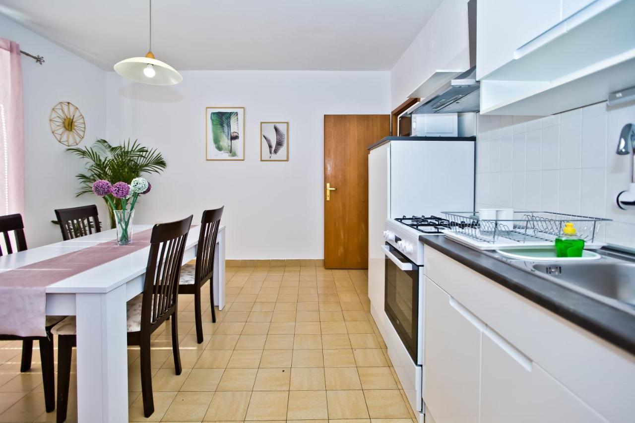 Apartments And Rooms Marija Hvar Town Exterior foto